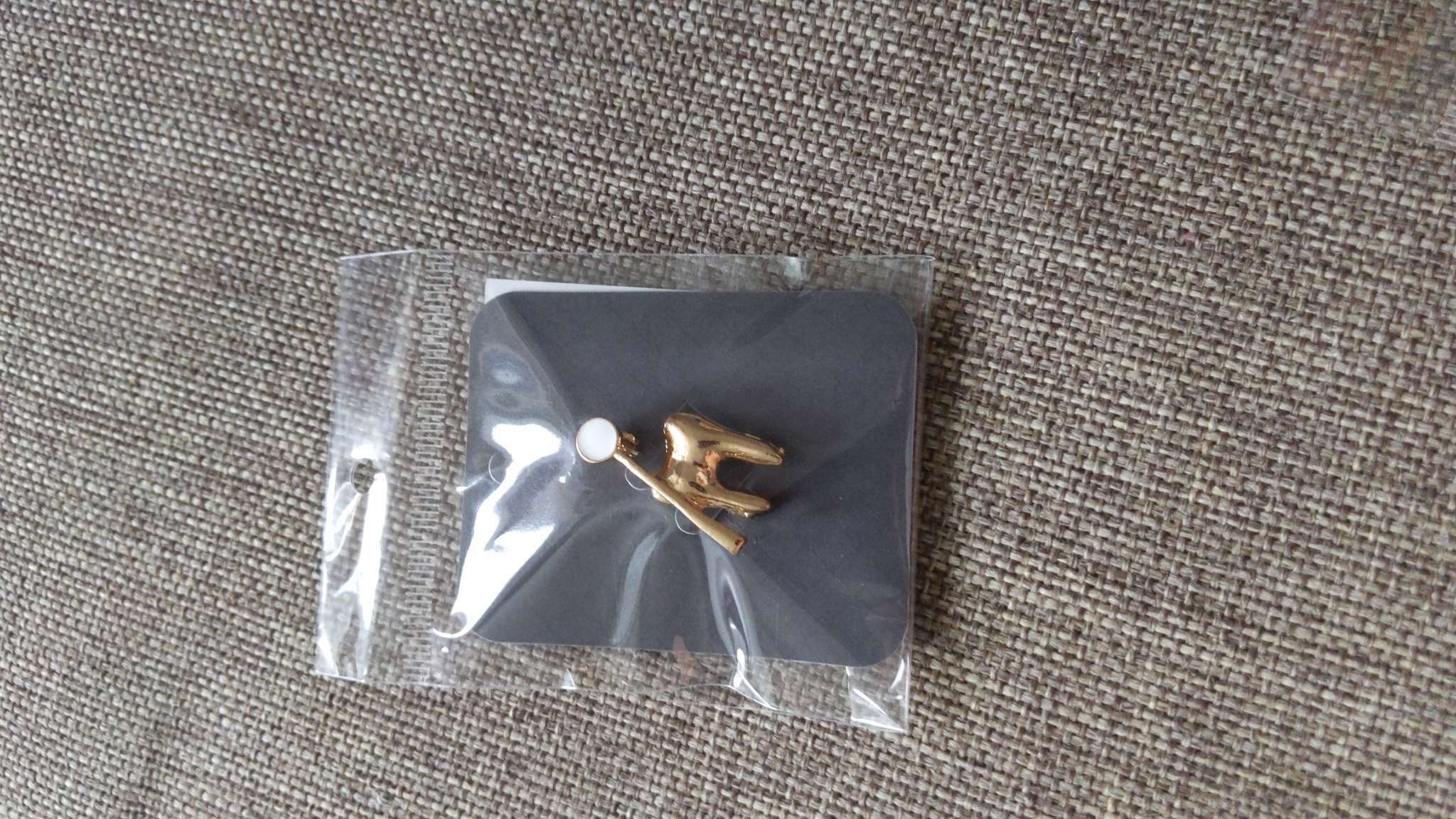 Фотография покупателя товара Брошь «Зуб с зеркалом», цвет белый в серебре - Фото 1