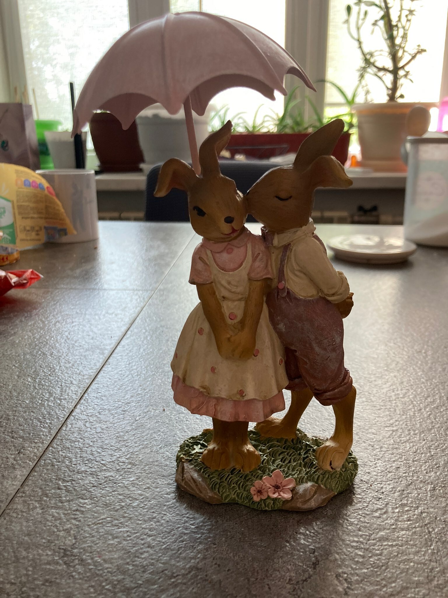 Фотография покупателя товара Фигурка полистоун «Зайчики под зонтом: романтика», 19.5/16×5.5×9 см - Фото 1