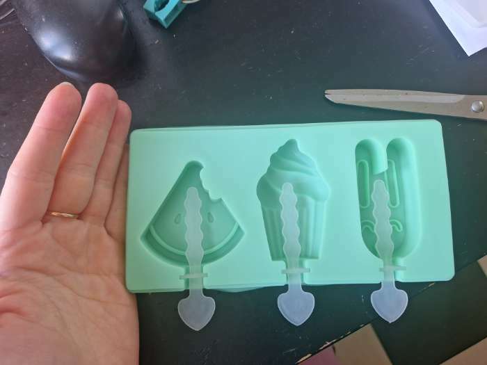 Фотография покупателя товара Форма для мороженого «Сладость», силикон, 18,5×9,5×2 см, 3 ячейки, с крышкой и палочками, цвет МИКС - Фото 3