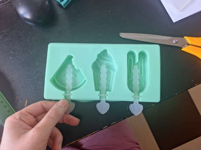 Фотография покупателя товара Форма для мороженого «Сладость», силикон, 18,5×9,5×2 см, 3 ячейки, с крышкой и палочками, цвет МИКС - Фото 2