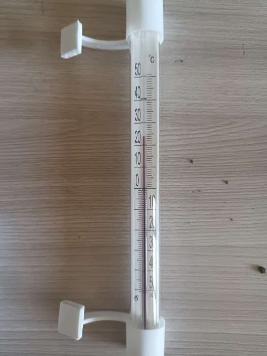 Фотография покупателя товара Термометр, градусник уличный, на окно, на липучке, от -50°С до +50°С, 21 х 6.5 см - Фото 1