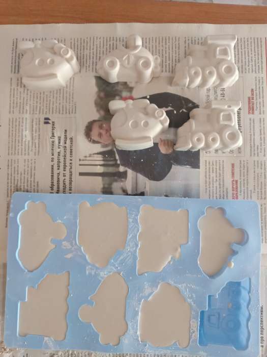 Фотография покупателя товара Форма для выпечки Доляна «Транспорт», силикон, 29×17,5 см, 8 ячеек (7,5×5,8 см), цвет МИКС - Фото 1