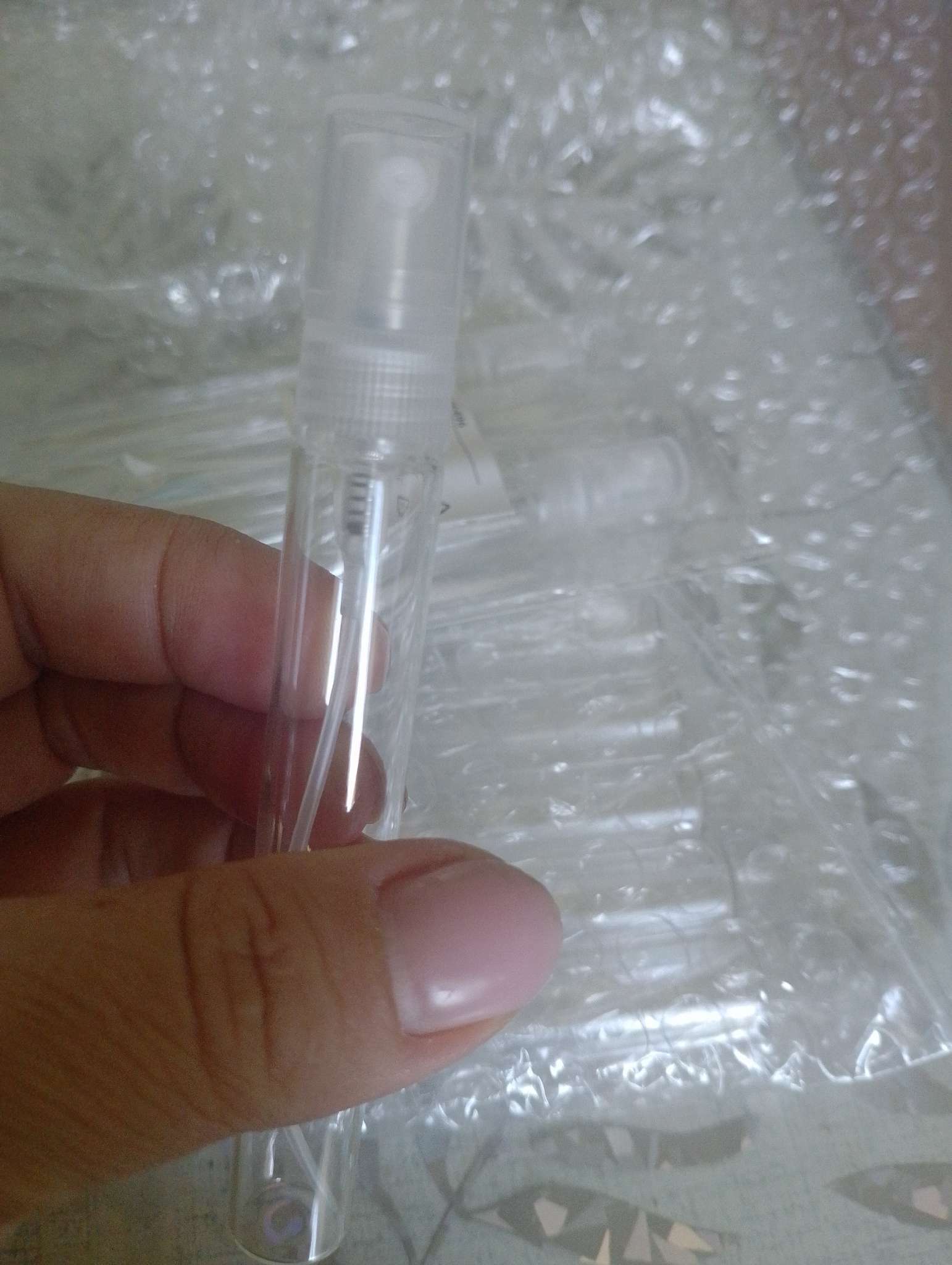 Фотография покупателя товара Флакон стеклянный для парфюма, с распылителем, 3 мл, цвет прозрачный - Фото 2