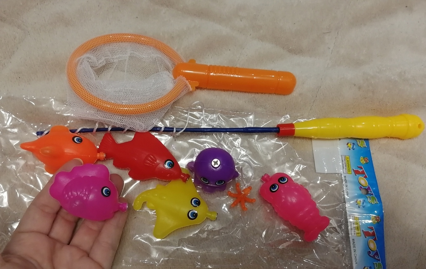 Фотография покупателя товара Магнитная рыбалка для детей «Морские жители», 1 удочка , 1 сачок, 6 игрушек, цвета МИКС - Фото 4