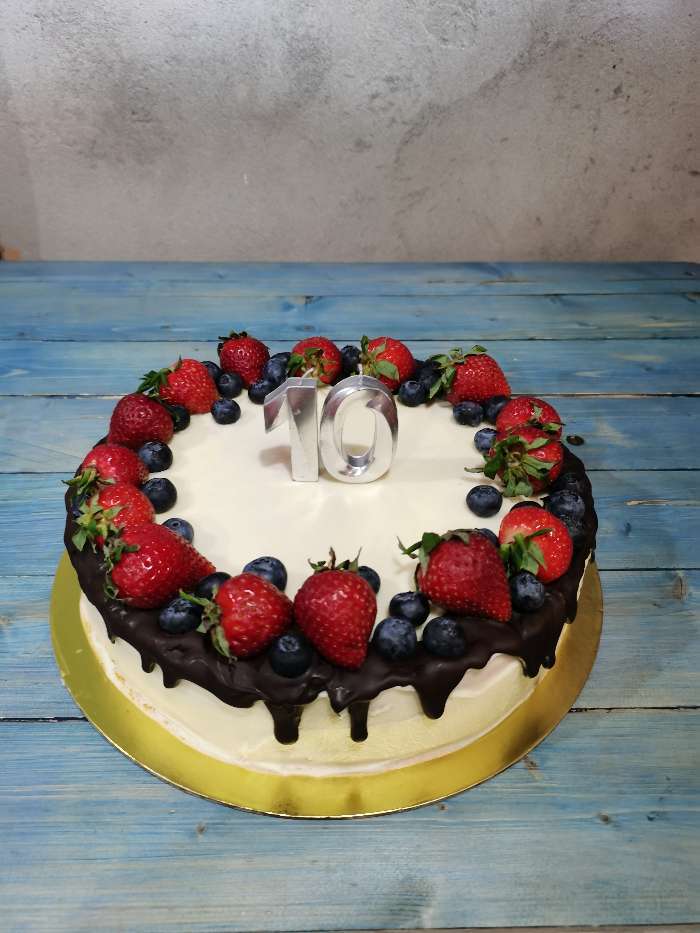 Фотография покупателя товара Свеча в торт "Грань", цифра "2", голубой металлик, 6,5 см - Фото 65