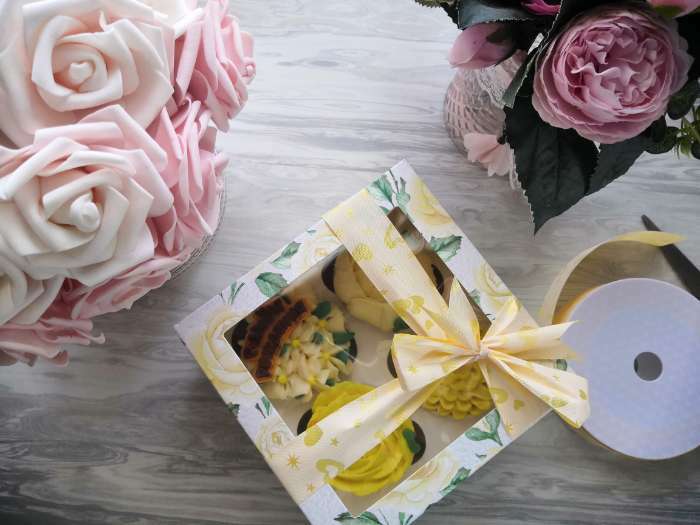 Фотография покупателя товара Коробка для капкейков, кондитерская упаковка с окном, 4 ячейки «Белые розы», 16 х 16 х 10 см