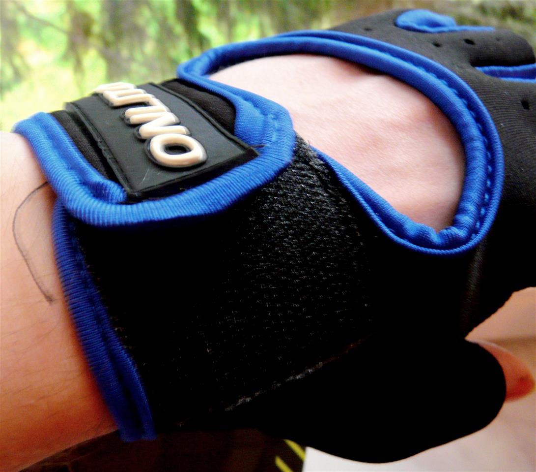 Фотография покупателя товара Перчатки спортивные ONLYTOP, р. М, цвет чёрный/синий - Фото 3