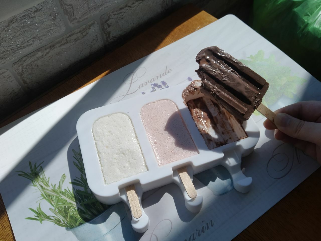 Фотография покупателя товара Форма для мороженого «Эскимо макси», силикон, 19,5×14,5×2,5 см, 3 ячейки (8,2×4,6 см), цвет МИКС - Фото 7