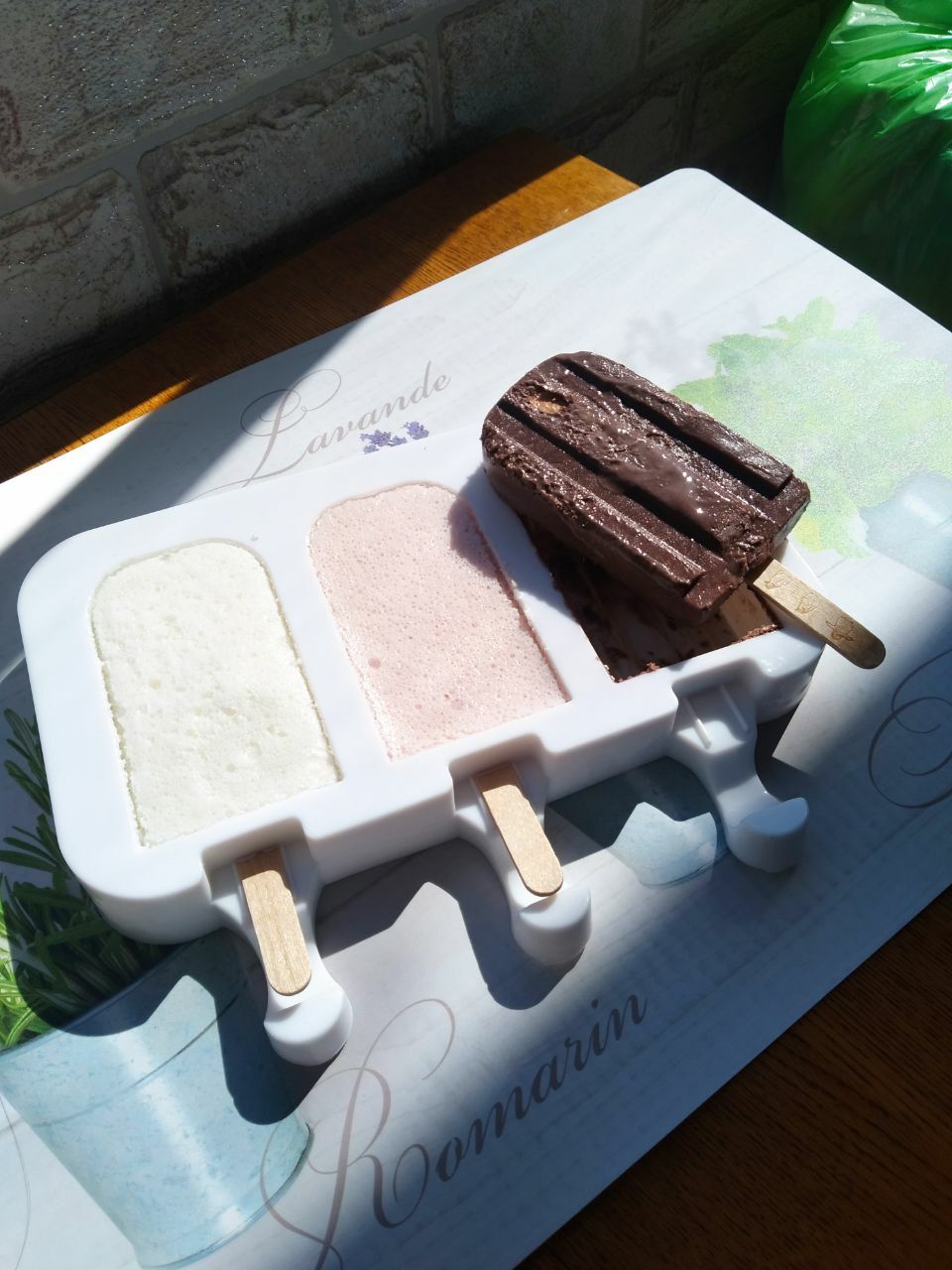 Фотография покупателя товара Форма для мороженого «Эскимо макси», силикон, 19,5×14,5×2,5 см, 3 ячейки (8,2×4,6 см), цвет МИКС - Фото 6
