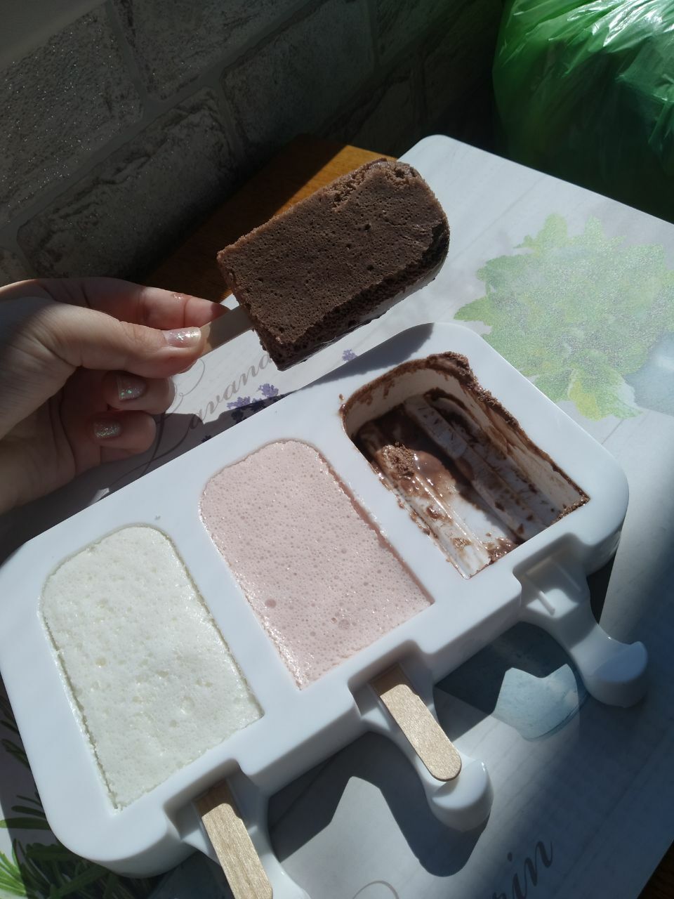 Фотография покупателя товара Форма для мороженого «Эскимо макси», силикон, 19,5×14,5×2,5 см, 3 ячейки (8,2×4,6 см), цвет МИКС - Фото 5