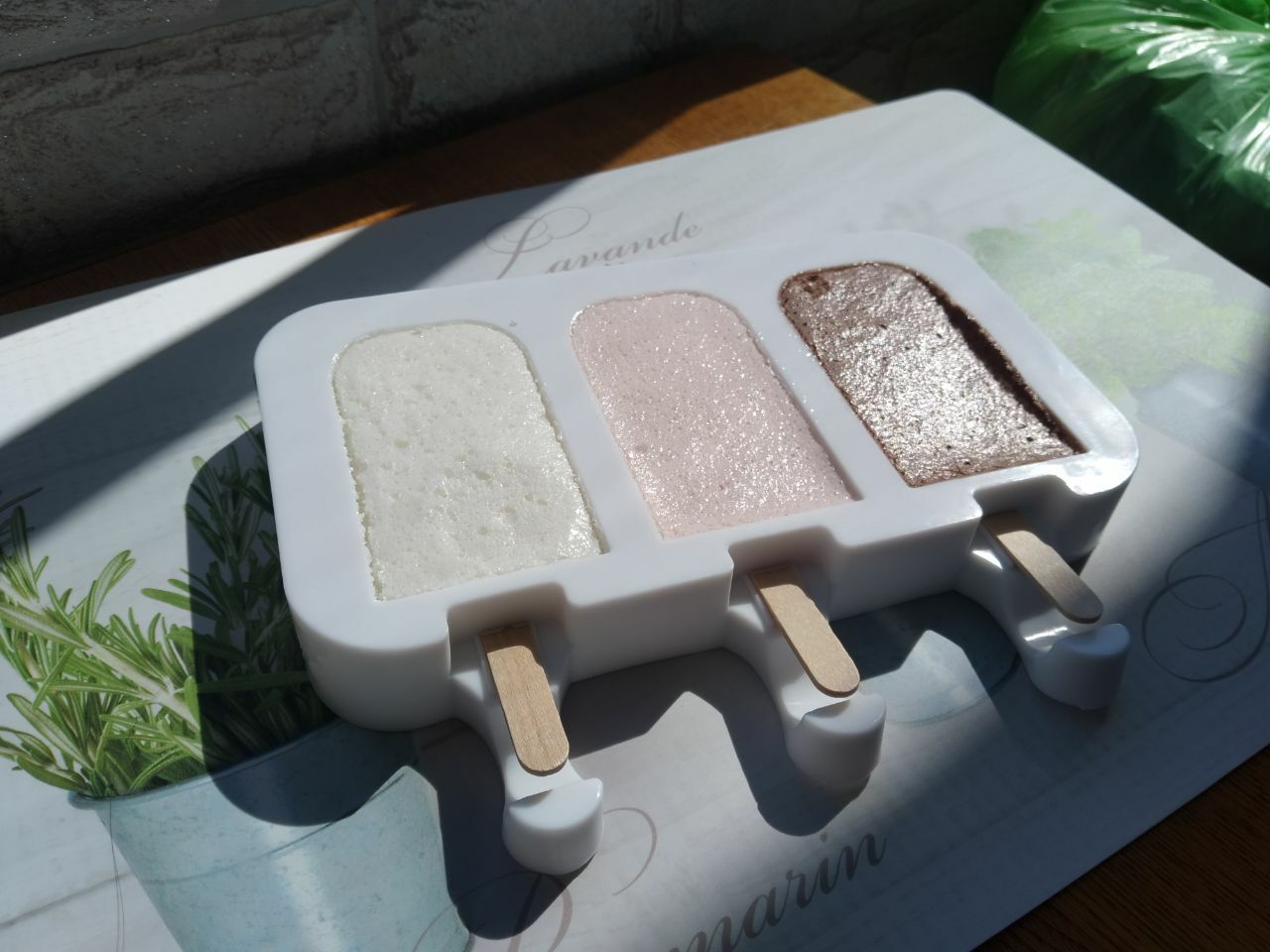 Фотография покупателя товара Форма для мороженого «Эскимо макси», силикон, 19,5×14,5×2,5 см, 3 ячейки (8,2×4,6 см), цвет МИКС - Фото 4