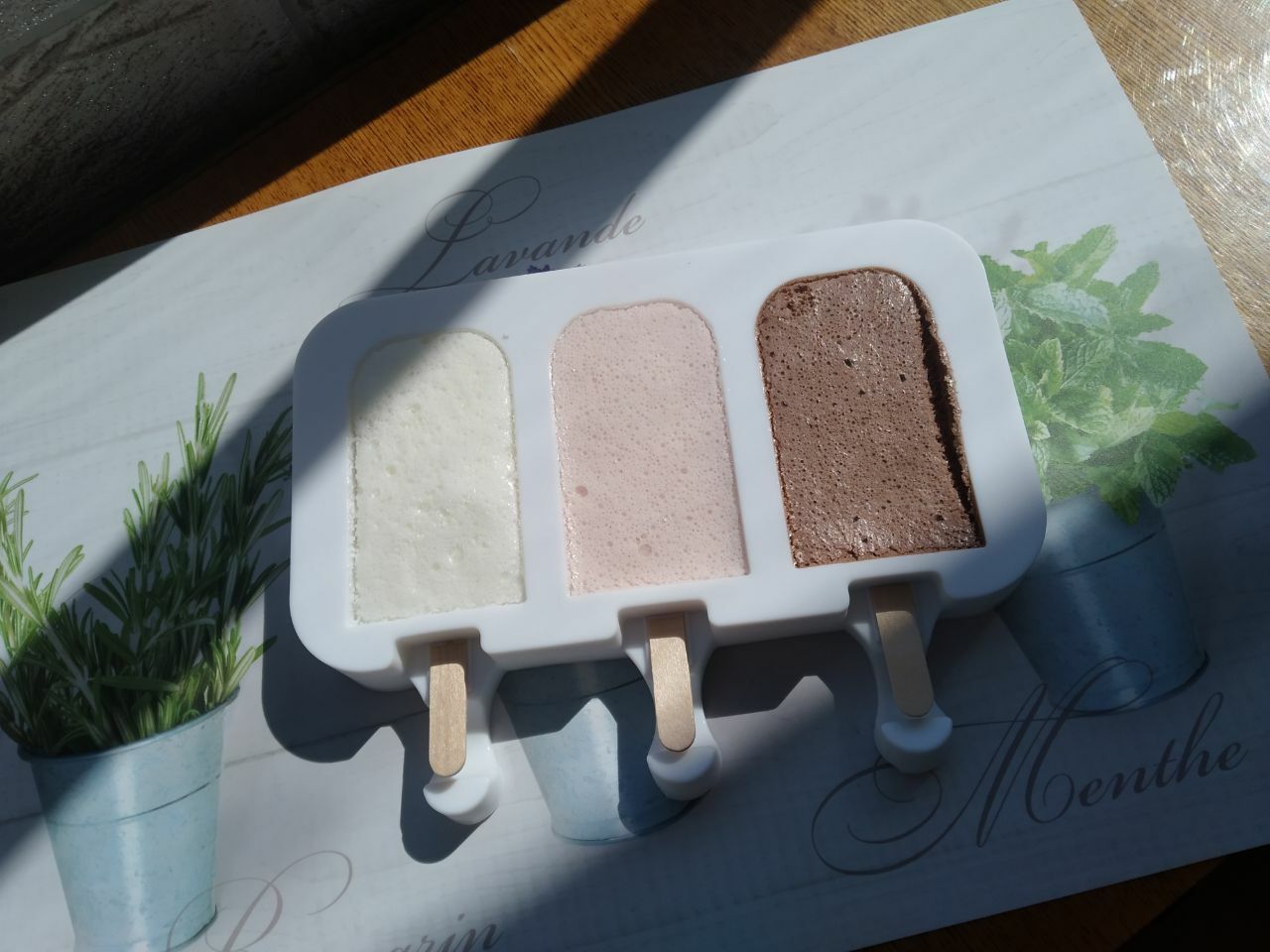 Фотография покупателя товара Форма для мороженого «Эскимо макси», силикон, 19,5×14,5×2,5 см, 3 ячейки (8,2×4,6 см), цвет МИКС - Фото 1