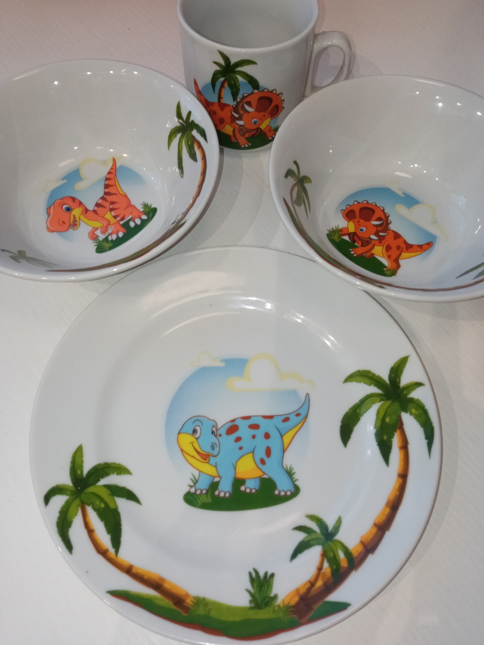 Фотография покупателя товара Набор посуды «Динозаврики», 3 предмета: кружка 200 мл, салатник 360 мл, тарелка мелкая d=17 см