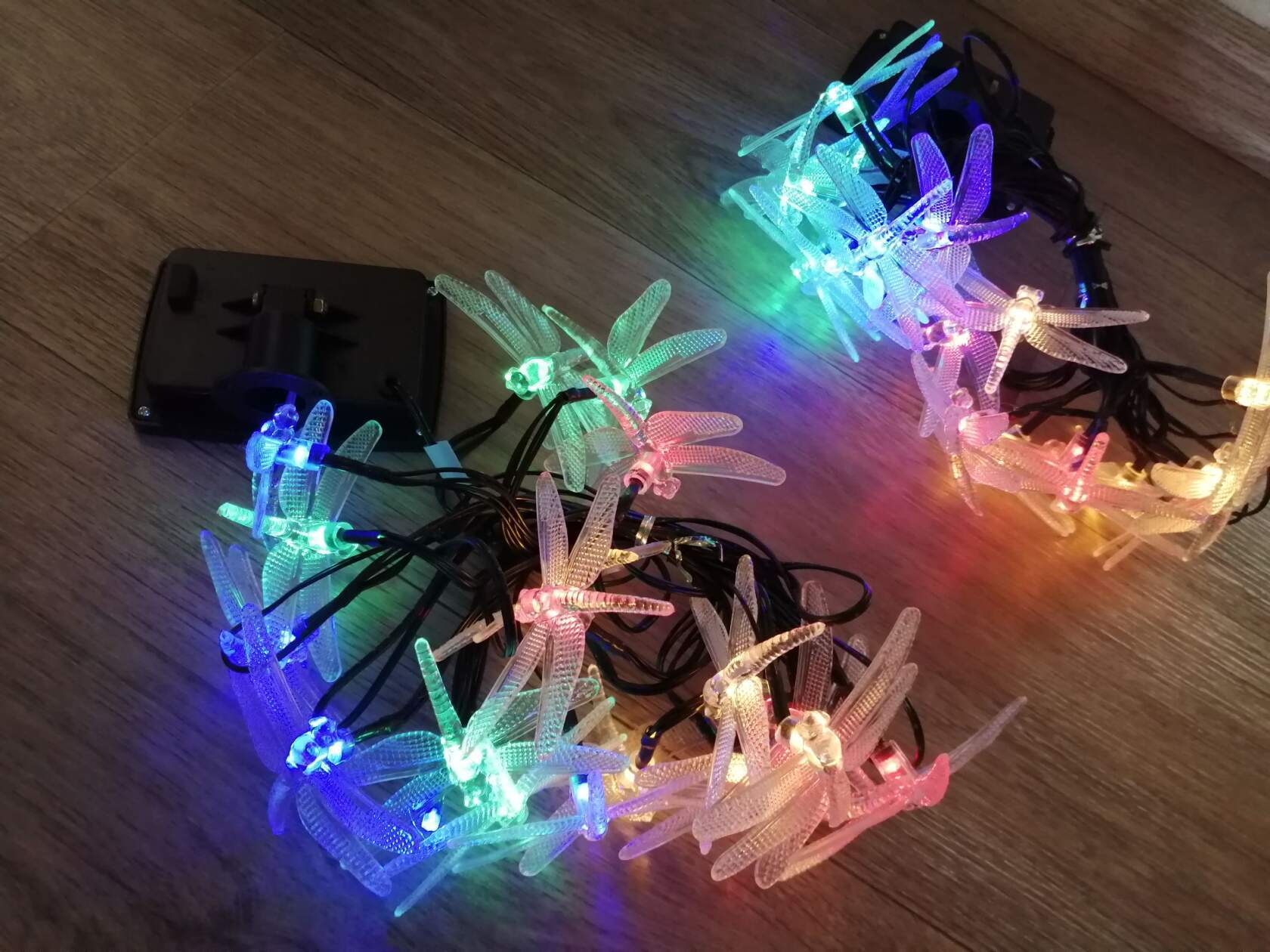 Фотография покупателя товара Гирлянда Uniel «Нить» 4 м с насадками «Стрекозы», IP44, тёмная нить, 20 LED, 2 режима, солнечная батарея - Фото 1