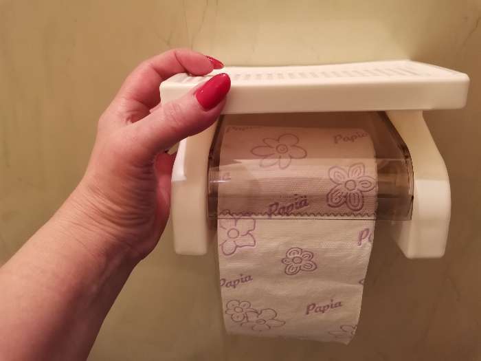 Фотография покупателя товара Держатель для туалетной бумаги с полочкой, 18×11,5×12 см, цвет белый