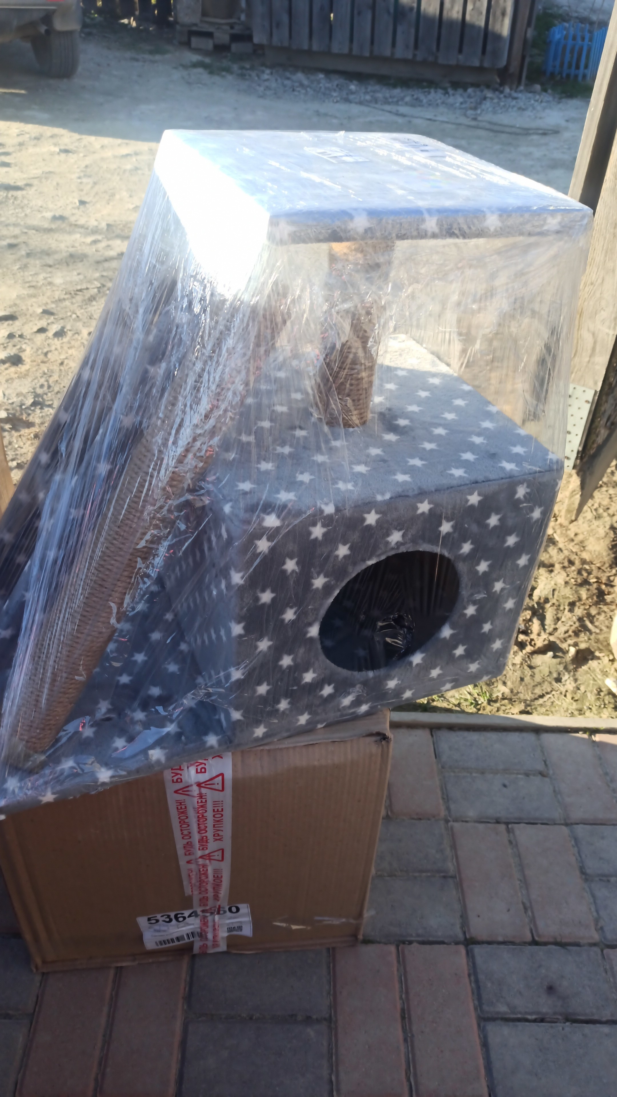 Фотография покупателя товара Домик для кошек с когтеточкой "Домосед", с лестницей и площадкой, 60 х 35 х 56 см, микс