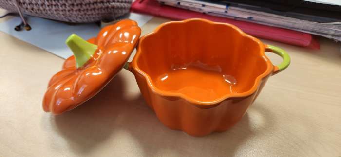 Фотография покупателя товара Горшочек из жаропрочной керамики для запекания «Тыква», 650 мл, 18,5×14×11 см, посуда для Хэллоуина, цвет оранжевый