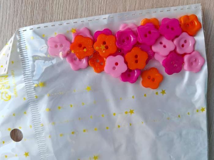 Фотография покупателя товара Набор пуговиц декоративных пластик "Цветочки" 1,2х1,2 см, МИКС