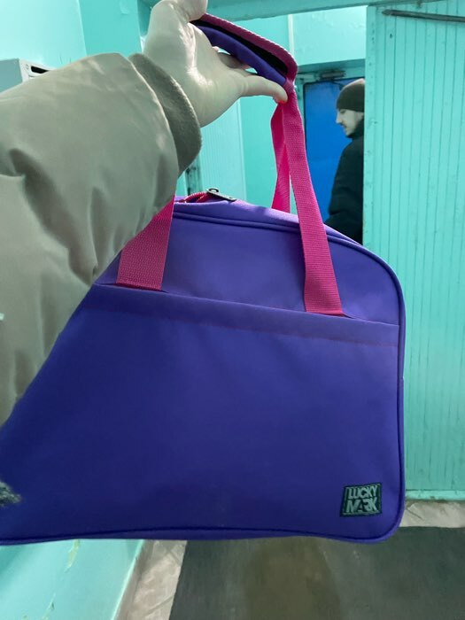 Фотография покупателя товара Сумка спортивная на молнии, наружный карман, длинный ремень, цвет фиолетовый/розовый - Фото 1