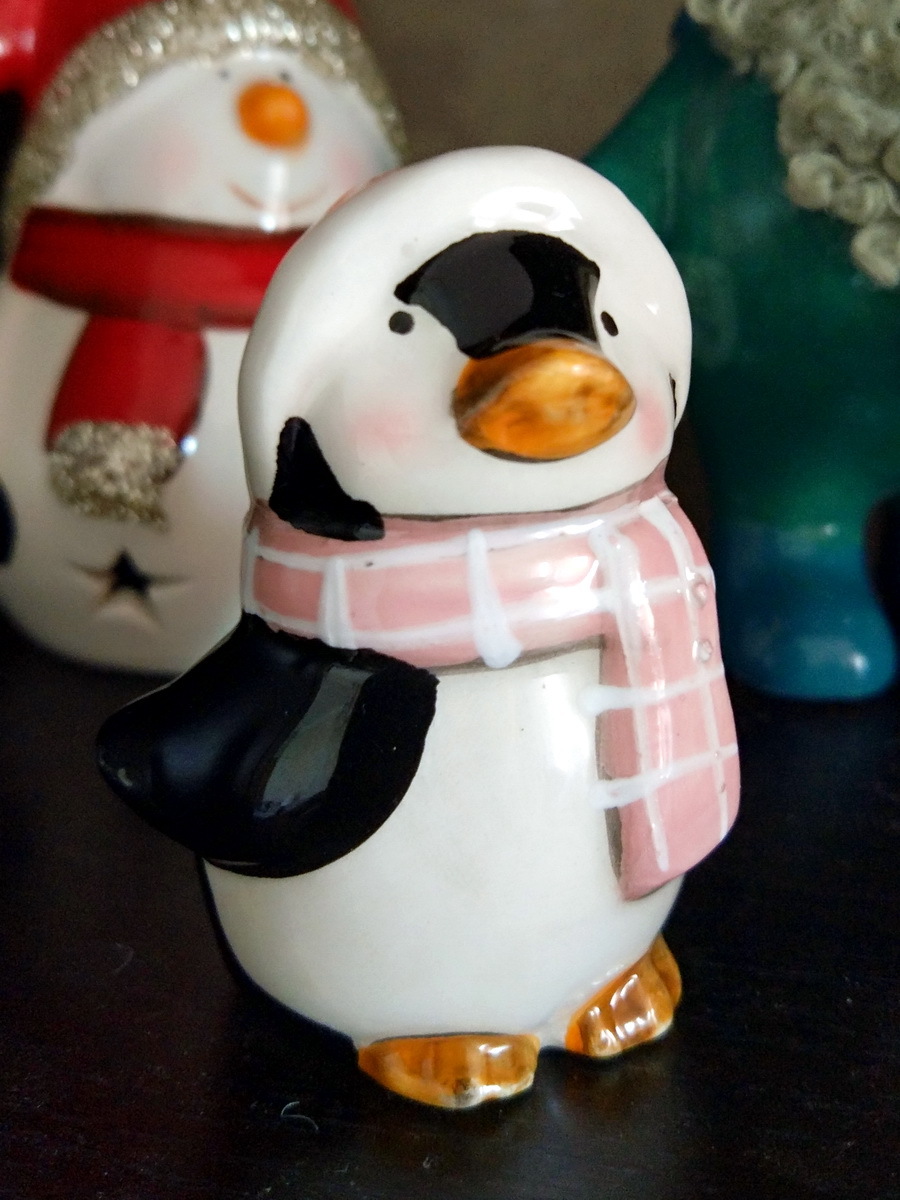 Фотография покупателя товара Сувенир керамика "Пингвин Лоло в розовом новогоднем колпаке и шарфике" 7х4,5х5,5 см - Фото 3
