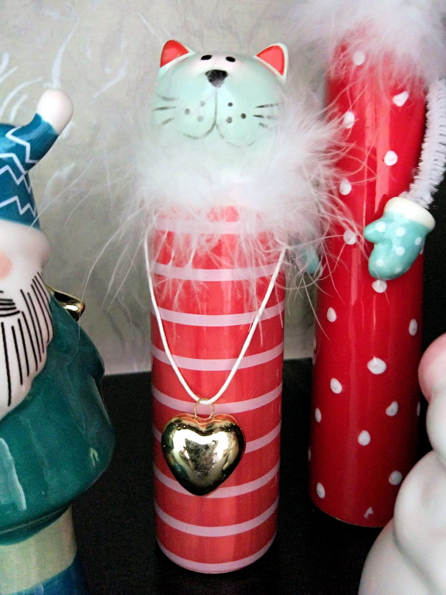 Фотография покупателя товара Сувенир керамика "Кошечка в мехах с золотым сердечком" мятно-красный 4х4х15,5 см - Фото 2