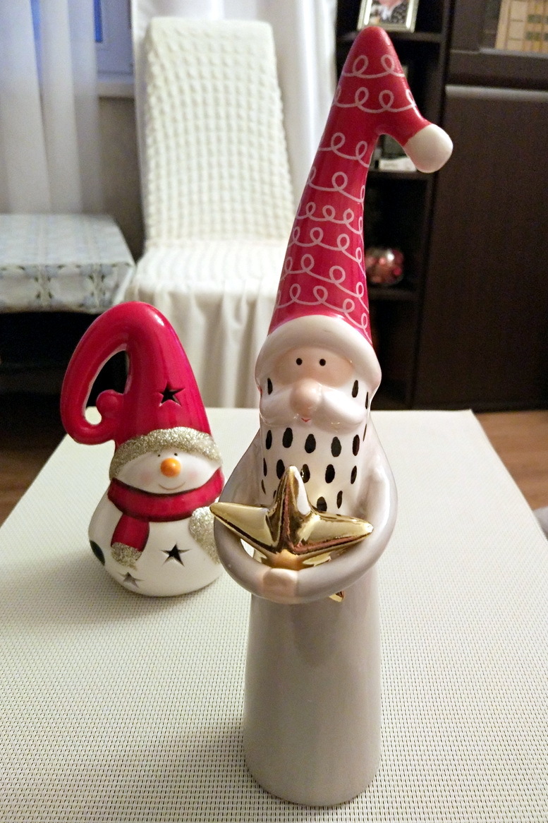 Фотография покупателя товара Сувенир керамика "Дедушка Мороз с звёздочкой в обнимку" серый с красным 23,6х5,9х7,2 см - Фото 2