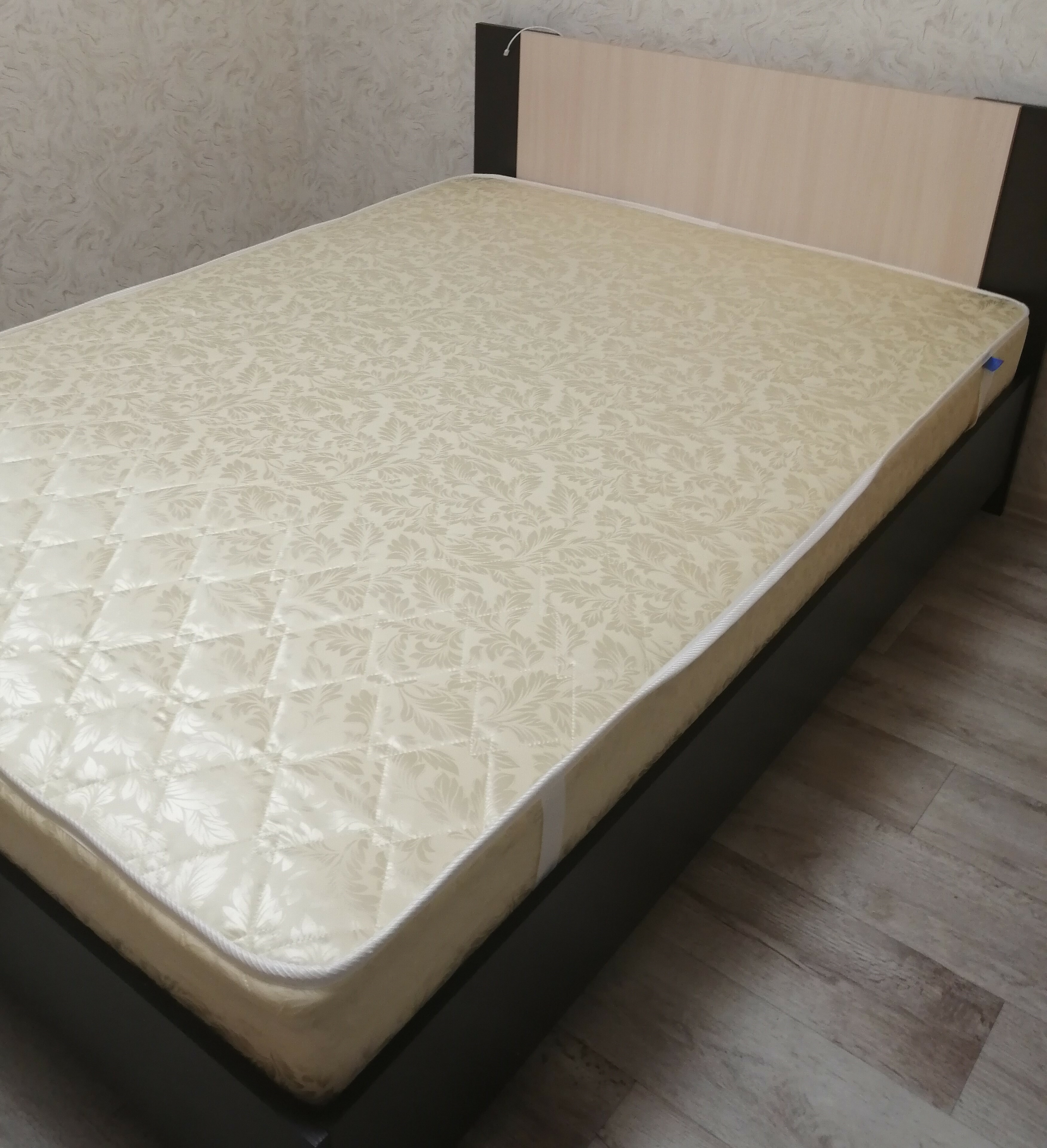 Фотография покупателя товара Кровать «Аврора» без ПМ, 140 × 200 см, со встроенным основанием, цвет венге / дуб молочный - Фото 2
