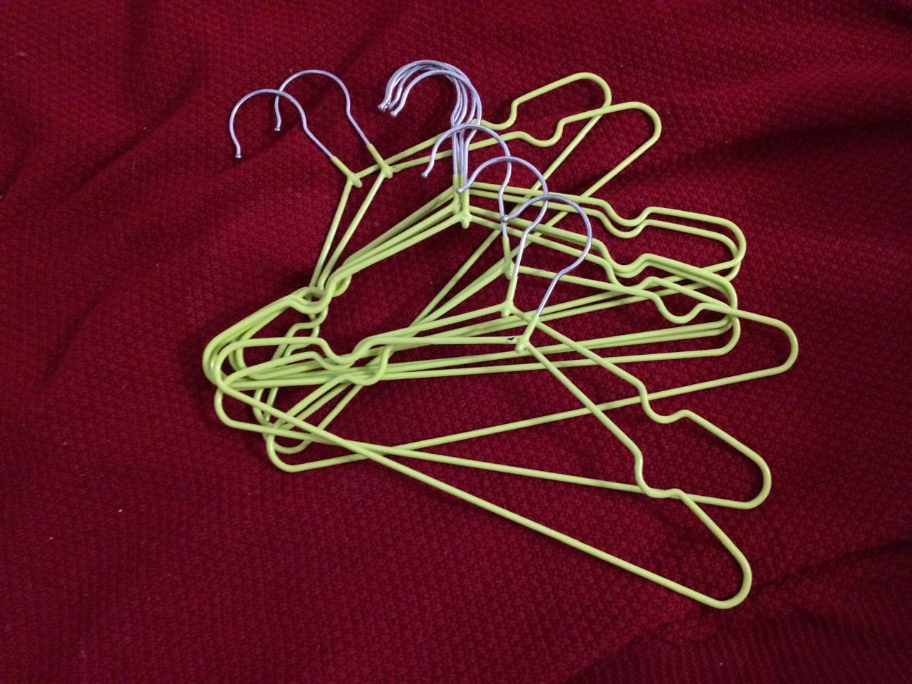 Фотография покупателя товара Плечики - вешалки для одежды Доляна, 10 шт, детские, антискользящие, 29,5×17 см, цвет зелёный - Фото 2