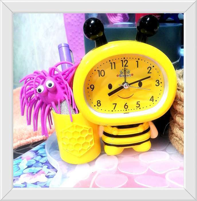 Фотография покупателя товара Будильник "Пчела", с карандашницей, дискретный ход, d-9 см, 14.5 х 14 см, желтый - Фото 2