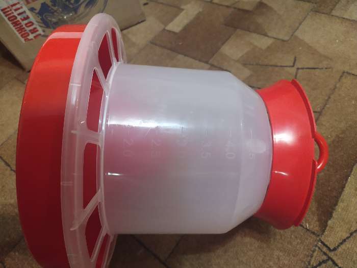 Фотография покупателя товара Кормушка бункерная для домашней птицы на 5 кг, цвет МИКС