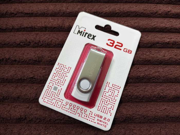 Фотография покупателя товара Флешка Mirex SWIVEL WHITE, 32 Гб, USB2.0, чт до 25 Мб/с, зап до 15 Мб/с, белая