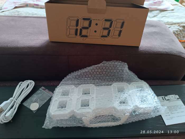 Фотография покупателя товара Часы электронные настольные "Цифры", с подвесом, белая индикация, 9 х 3 х 23 см, от USB - Фото 2