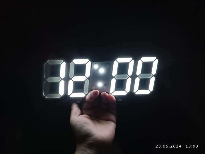Фотография покупателя товара Часы электронные настольные "Цифры", с подвесом, белая индикация, 9 х 3 х 23 см, от USB - Фото 3