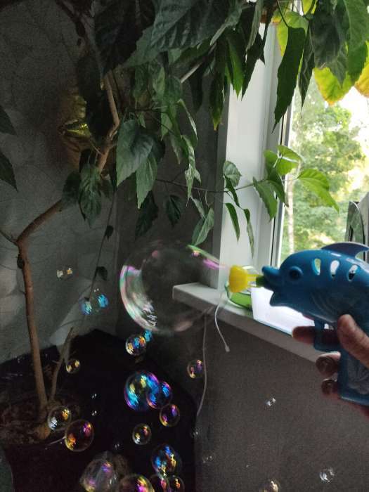 Фотография покупателя товара Генератор-пистолет мыльных пузырей «Пистолет световой» с насадкой и флаконом, 50 мл, цвета МИКС - Фото 2