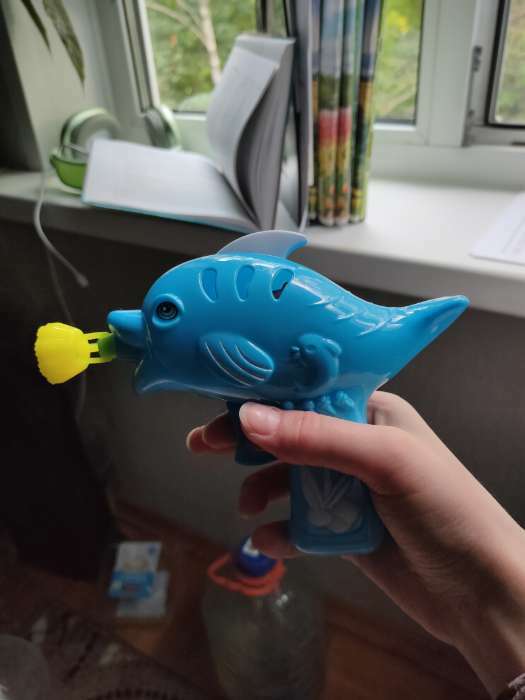 Фотография покупателя товара Генератор-пистолет мыльных пузырей «Пистолет световой» с насадкой и флаконом, 50 мл, цвета МИКС - Фото 1