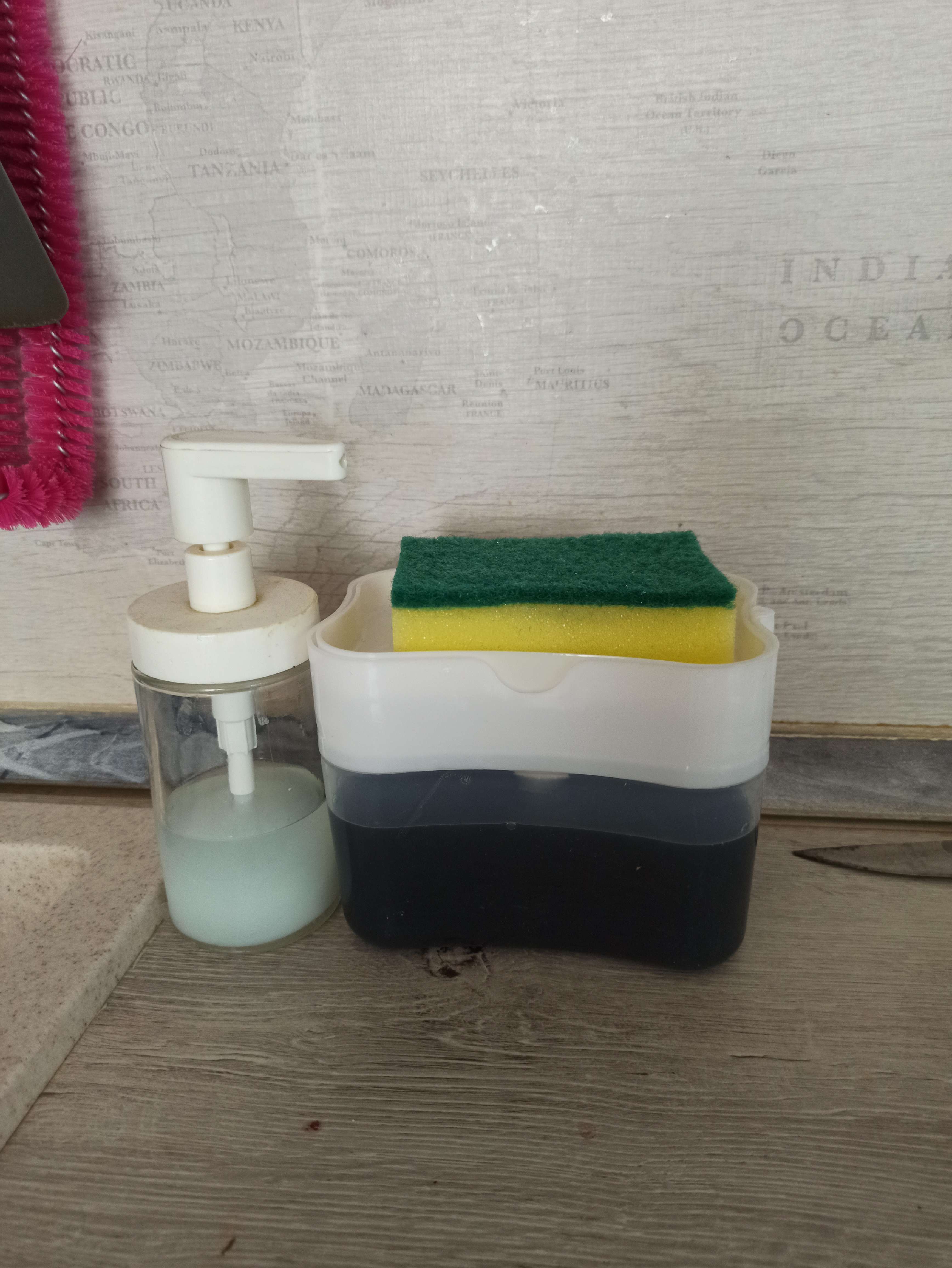 Фотография покупателя товара Дозатор для моющего средства с подставкой для губки Доляна, губка в комплекте, 385 мл, цвет белый - Фото 23