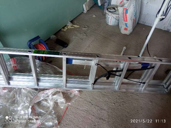 Фотография покупателя товара Лестница шарнирная "Сибртех" 97818, алюминиевая, трехсекционная, 3х8 ступеней - Фото 2