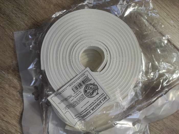 Фотография покупателя товара Уплотнитель резиновый ТУНДРА, профиль Е, размер 4х9 мм, белый, в упаковке 6 м