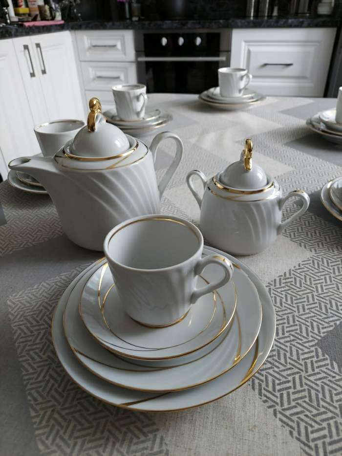 Фотография покупателя товара Сервиз чайный фарфоровый «Бомонд», 14 предметов: чайник 1 л, 6 чашек 220 мл, 6 блюдец d=14 cм, сахарница 400 мл - Фото 3