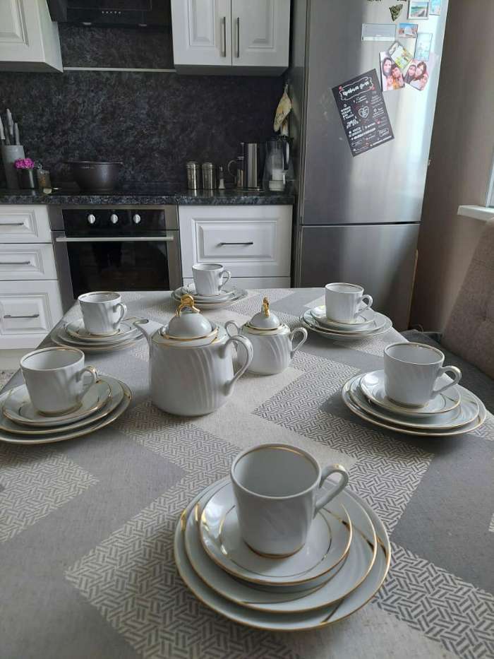 Фотография покупателя товара Сервиз чайный фарфоровый «Бомонд», 14 предметов: чайник 1 л, 6 чашек 220 мл, 6 блюдец d=14 cм, сахарница 400 мл - Фото 5