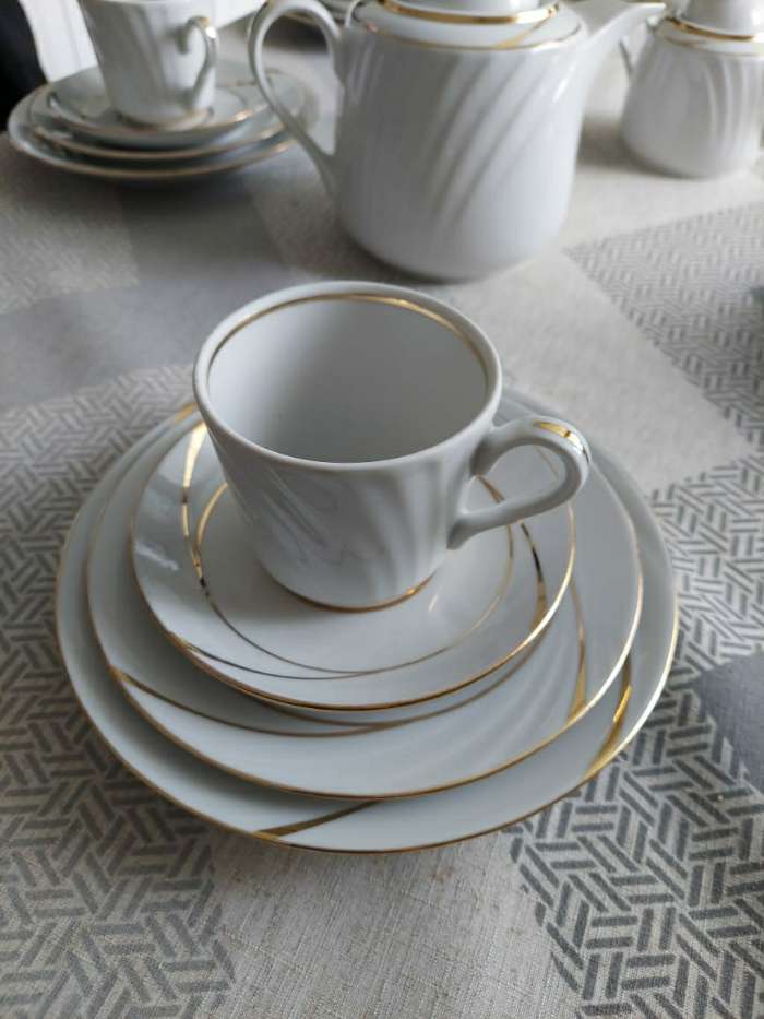 Фотография покупателя товара Сервиз чайный фарфоровый «Бомонд», 14 предметов: чайник 1 л, 6 чашек 220 мл, 6 блюдец d=14 cм, сахарница 400 мл - Фото 4
