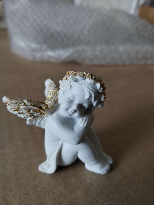 Фотография покупателя товара Сувенир полистоун "Ангелочек с головой на коленках сидит" белый с золотом 4,5х3,2х4,5 см - Фото 1