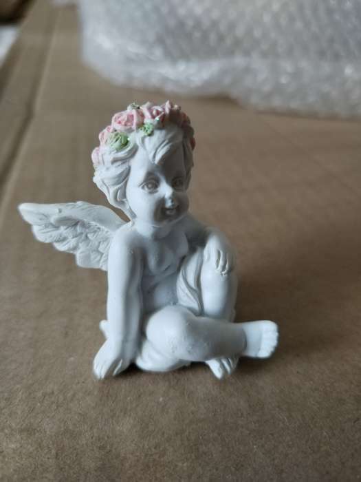 Фотография покупателя товара Сувенир полистоун "Белоснежный ангел с венком из роз сидит" 5х3,5х4,3 см - Фото 1