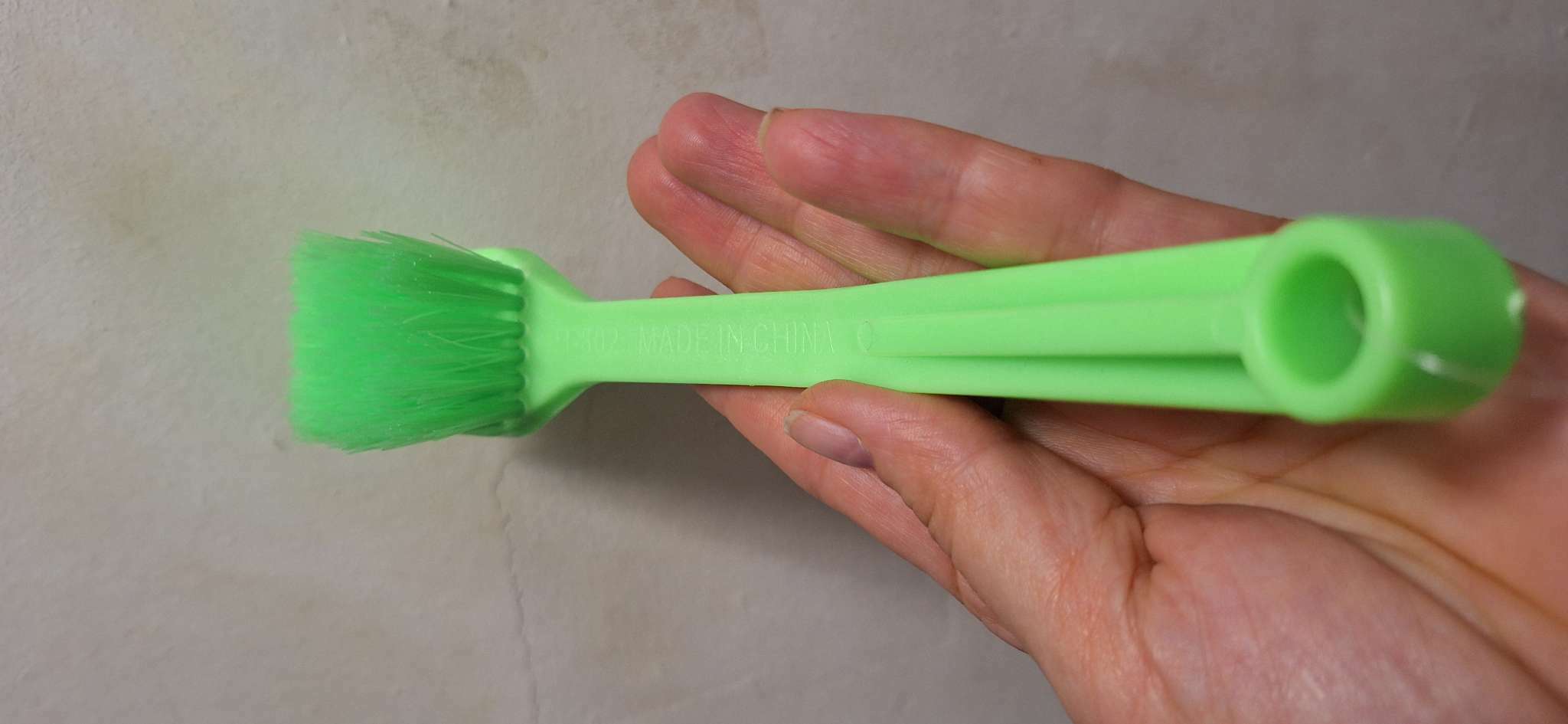 Фотография покупателя товара Щётка для посуды с изогнутой ручкой Доляна, 3×4×20 см, цвет МИКС
