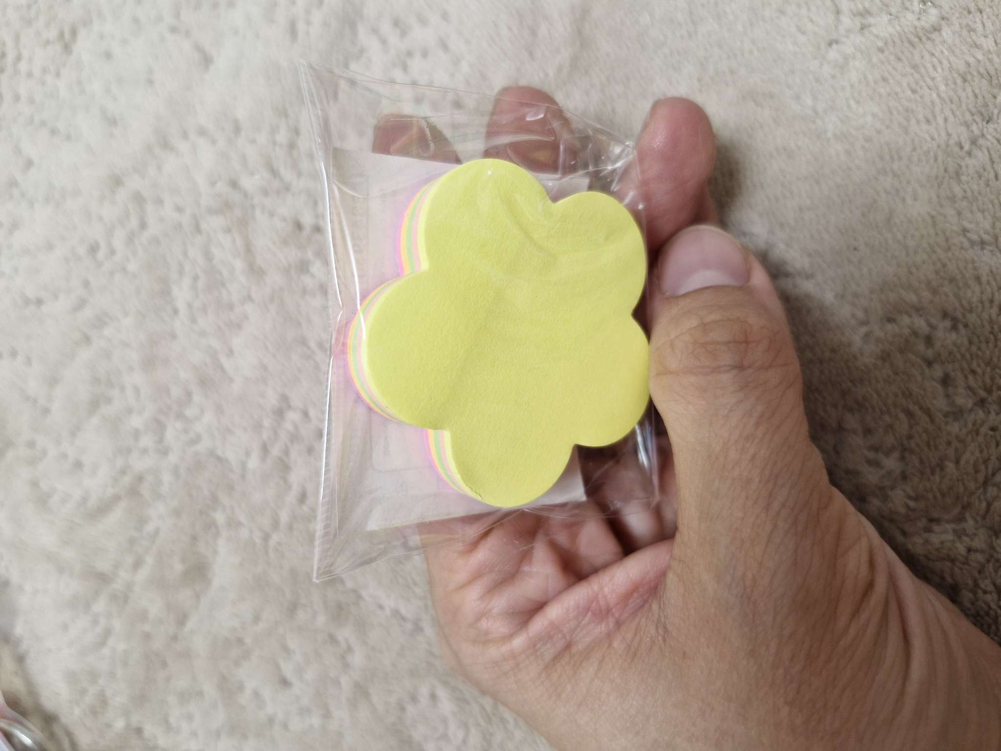 Фотография покупателя товара Блок с липким краем "Фигурки", 100 листов, мини, флуоресцентные, 5 цветов, МИКС