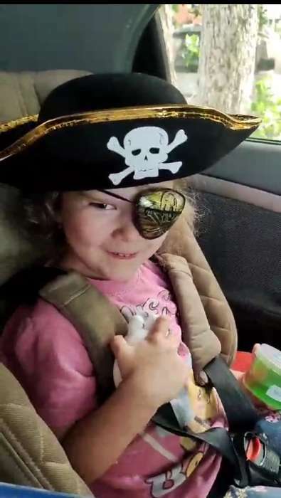 Фотография покупателя товара Шляпа пиратская, детская, золотистая каемка, р-р. 50 - Фото 1