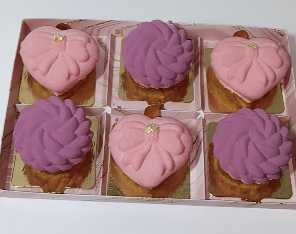 Фотография покупателя товара Форма для муссовых десертов и выпечки KONFINETTA «Сердце с бантом», силикон, 19×17×6,5 см, 6 ячеек (7,1×6×2,5 см), цвет белый
