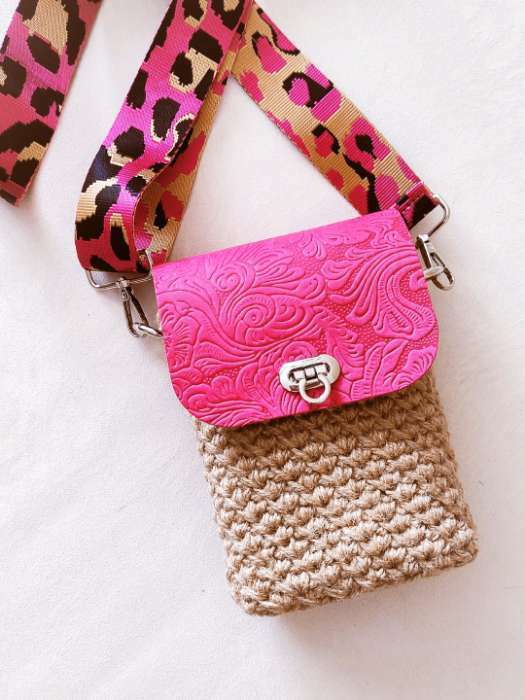 Фотография покупателя товара Ручка для сумки «Орнамент леопард», стропа, с карабинами, 139 ± 3 × 3,8 см, цвет ярко-розовый