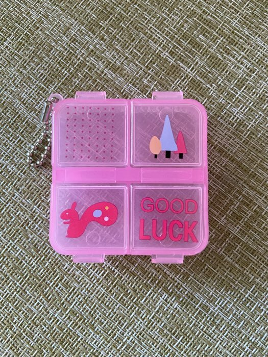 Фотография покупателя товара Таблетница GOOD LUCK, с цепочкой, 6.5×6×1.5 см, 4 секции, МИКС - Фото 1
