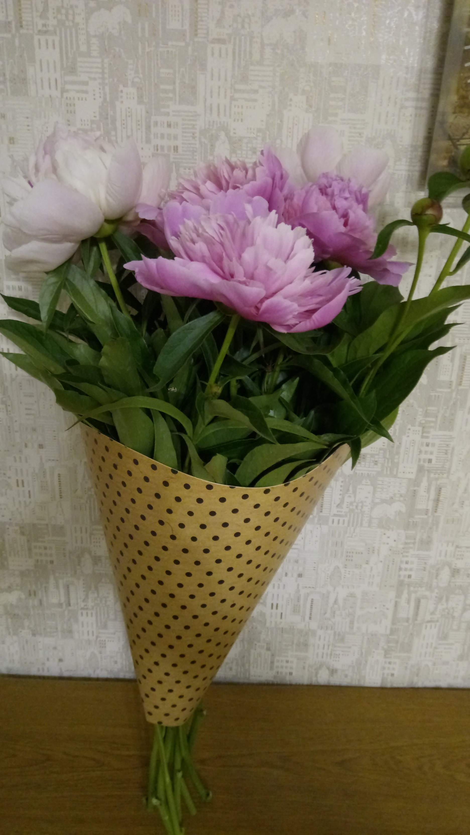 Фотография покупателя товара Пакет‒кувшин для цветов «Самой обаятельной» 30 х 32 см - Фото 2